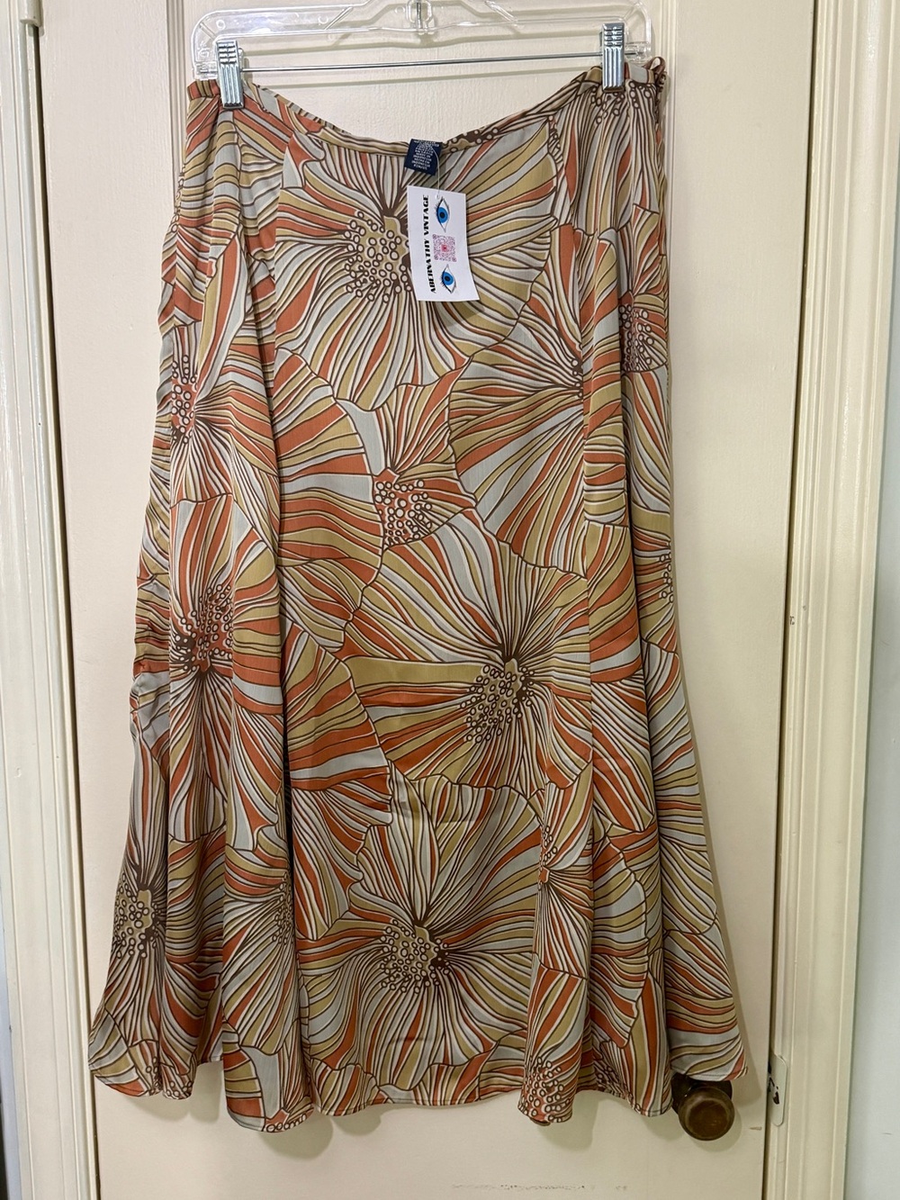 Jones Wear: Sz 12, VINTAGE Flowing Floral Midi Skirt in Rust & Cream